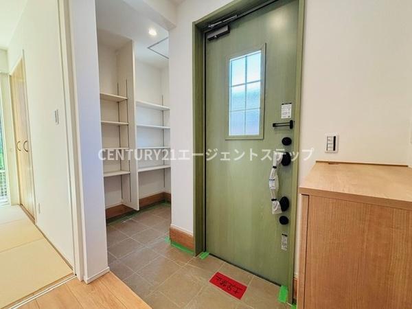 　玄関　玄関は収納付きで便利です