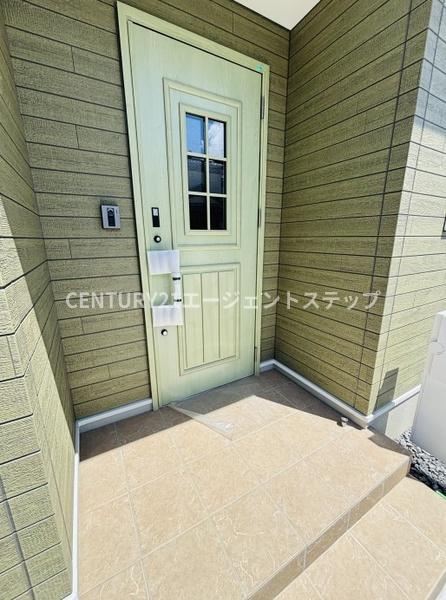 　玄関　玄関ドアが目を引きます