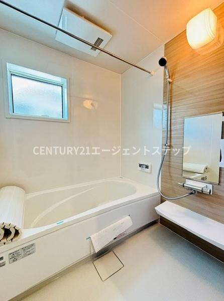 　バス　バスに窓があり、明るい空間です