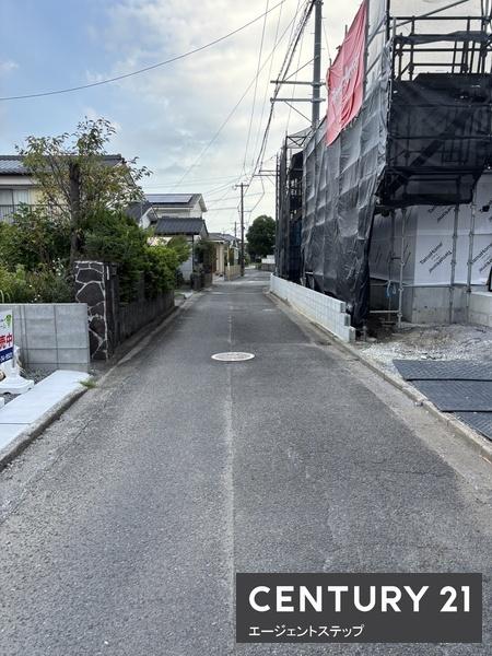 　前面道路含む現地写真　前面道路の様子がよく分かります