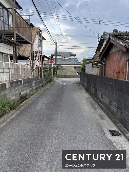 　前面道路含む現地写真　前面道路の現地写真です