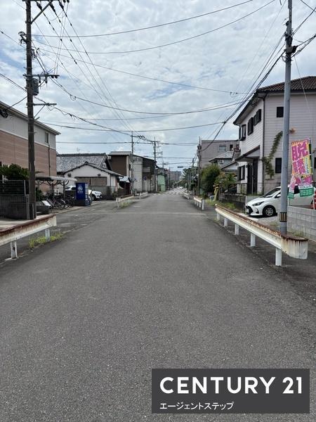 　前面道路含む現地写真　前面道路が広く印象的です