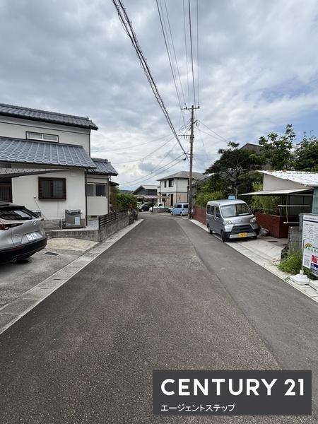 　前面道路含む現地写真　前面道路の様子が分かる現地写真です