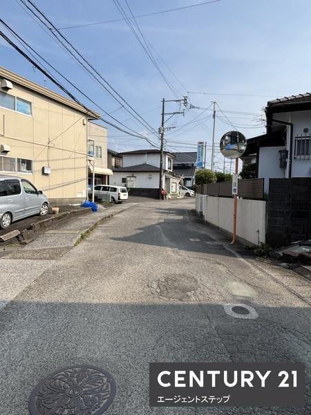 　前面道路含む現地写真　前面道路付き現地写真です