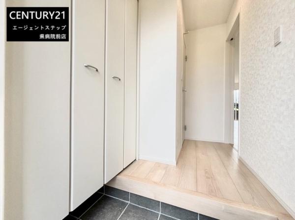 　玄関　玄関収納が充実した玄関です