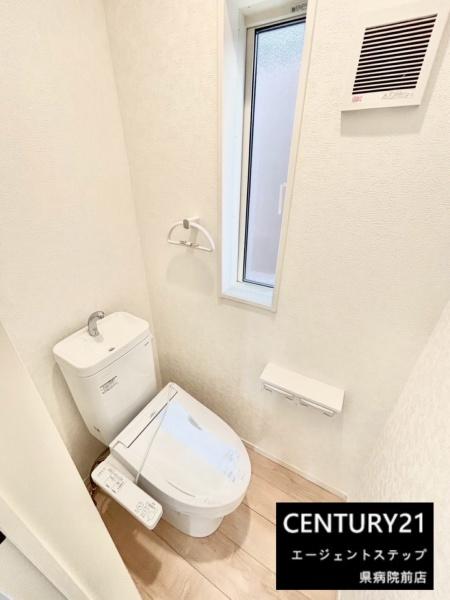 　トイレ　採光性のあるトイレです