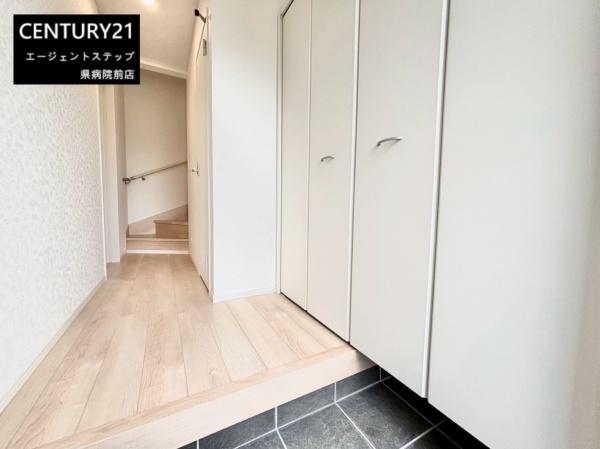 　玄関　玄関収納が充実しています