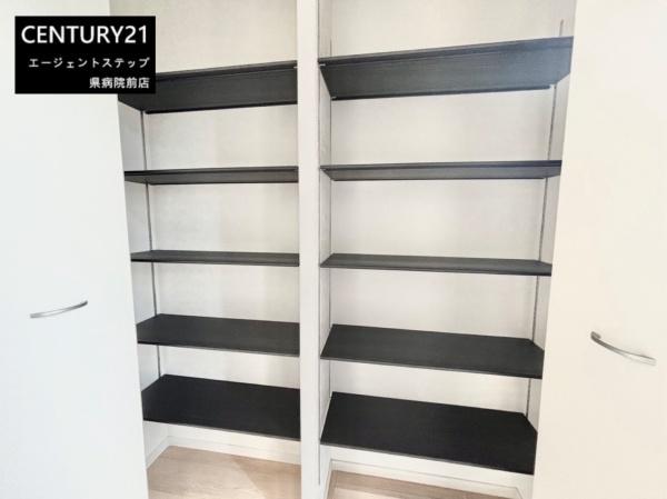 　玄関　玄関の収納棚が充実しています