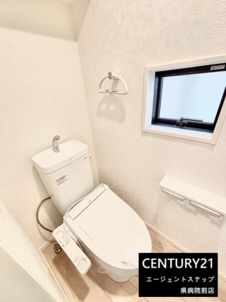 　トイレ　窓付きで明るいトイレです