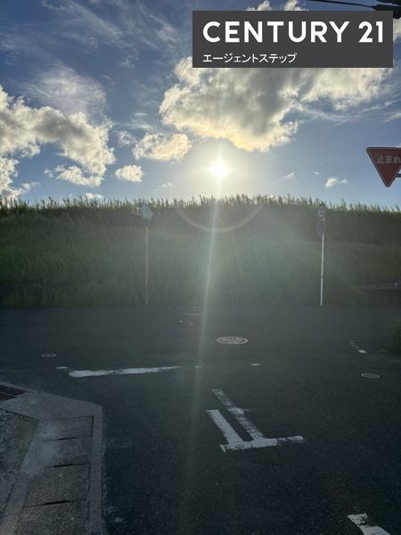 　前面道路含む現地写真　前面道路が広々としています