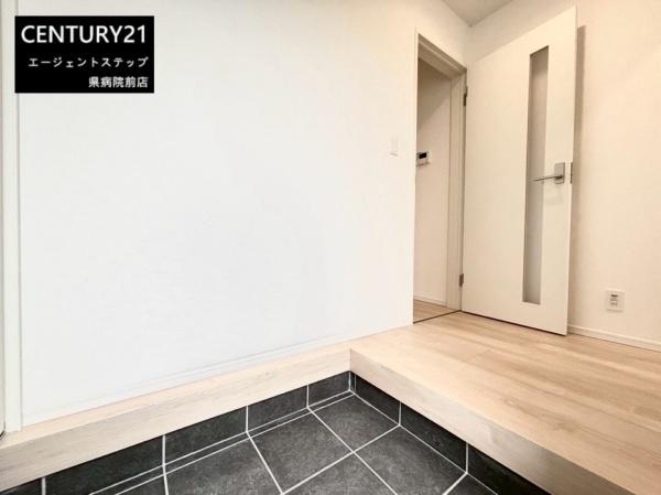 　玄関　モダンな玄関が魅力です