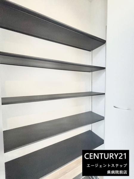 　玄関　玄関に収納棚を設置