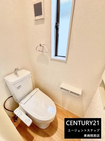 　トイレ　窓付きの明るいトイレです