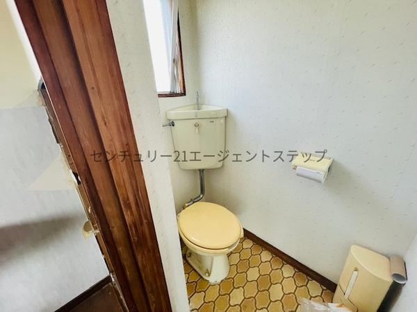 　トイレ　窓付きのトイレです
