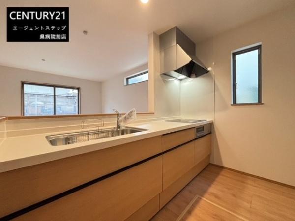 　キッチン　木目調が映えるキッチンです