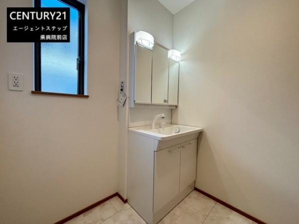 　洗面台・洗面所　明るく使いやすい洗面台・洗面所です