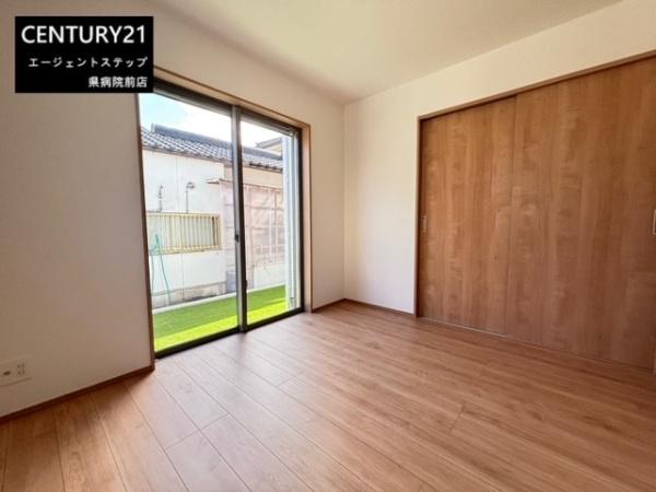 　寝室　寝室は明るく開放的な空間です