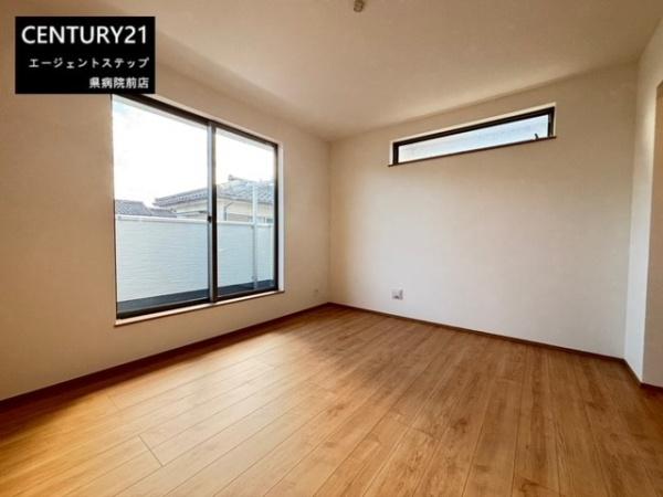 　洋室　洋室の窓が印象的です