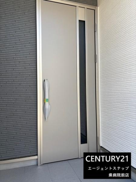 　玄関　玄関扉がスタイリッシュです