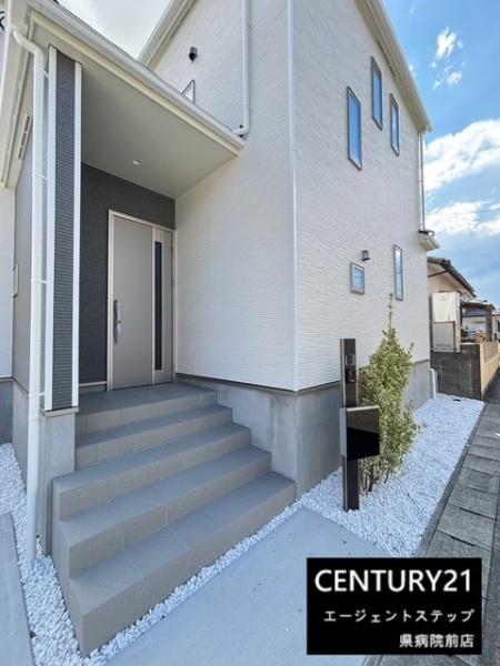 　玄関　玄関の外観がすっきりしています