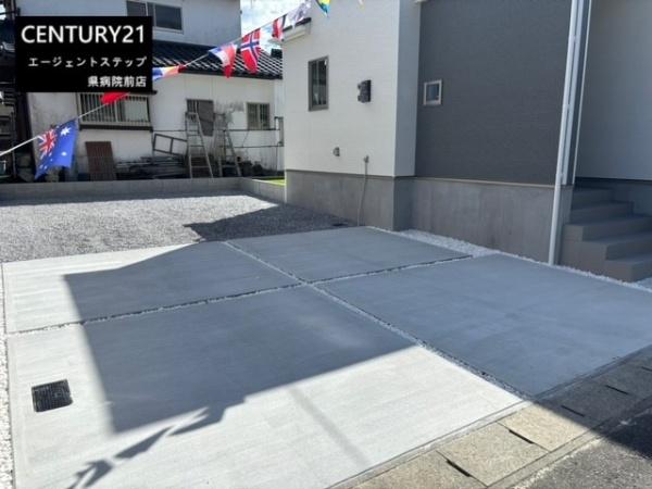 　駐車場　コンクリート敷きの駐車場です