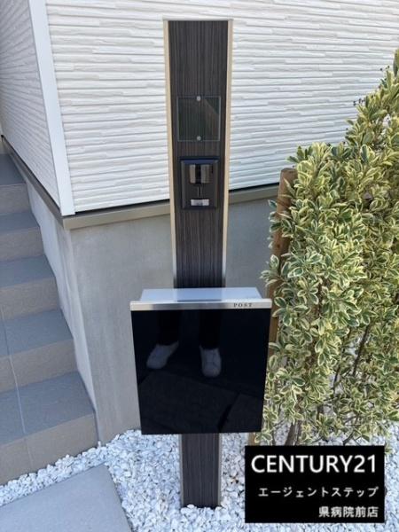 　その他　門柱が際立つ外観です