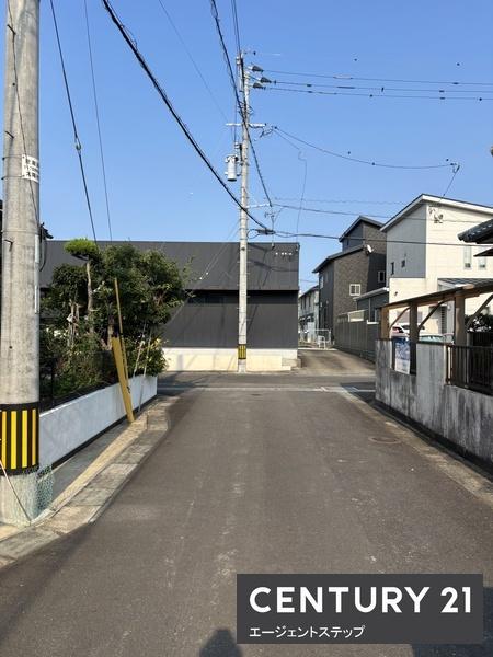 　前面道路含む現地写真　前面道路が広めの現地写真です