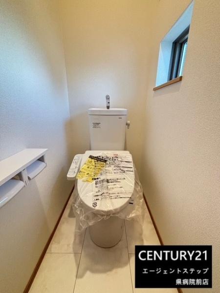 　トイレ　トイレに小窓つきです