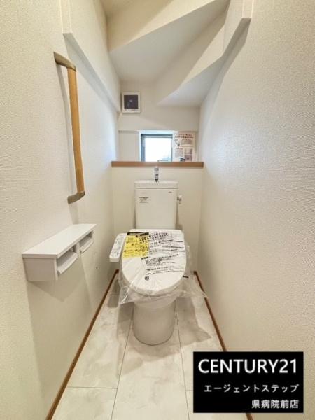 　トイレ　トイレに手すり付きです