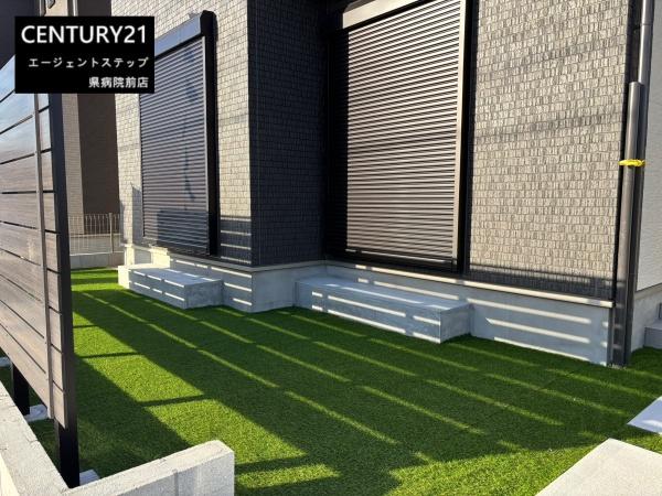　庭　庭の人工芝がすっきりとした印象です