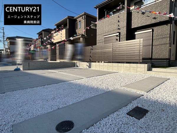 　駐車場　駐車場が広く使いやすいです