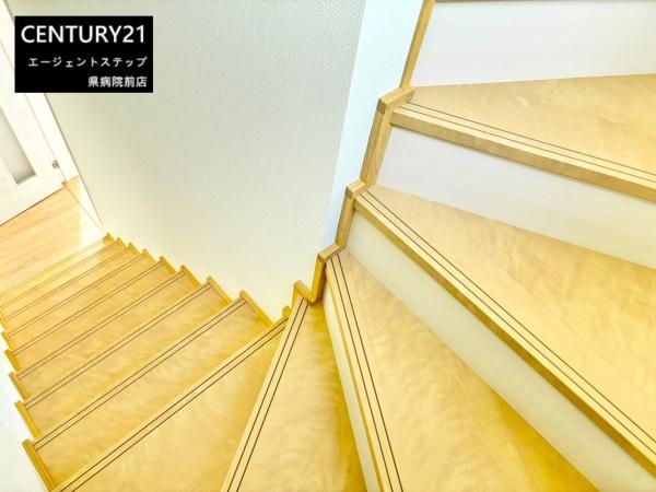 　その他内観　階段の明るさが印象的です