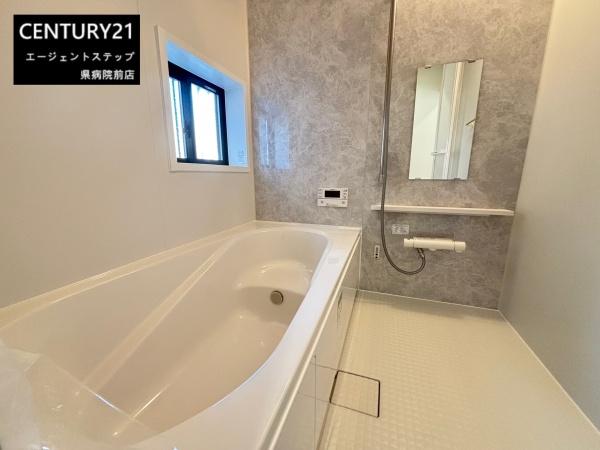 　バス　アクセント壁が映えるバスルームです