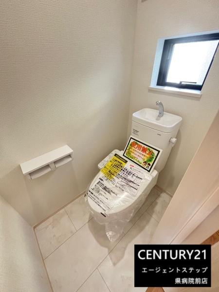 　トイレ　窓付きのトイレです