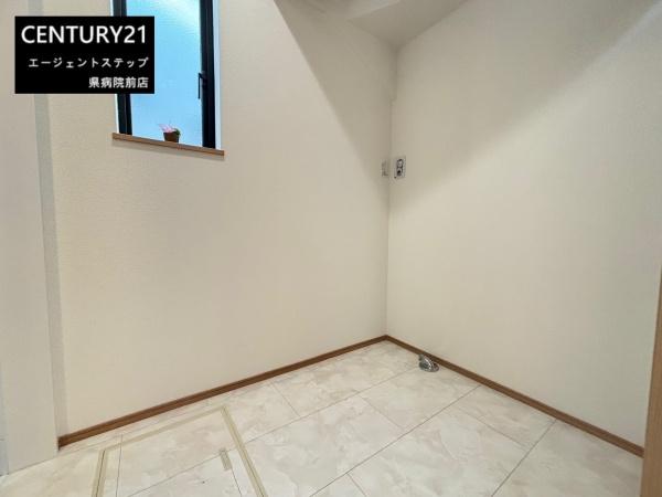 　洗面台・洗面所　明るい洗面所が印象的です