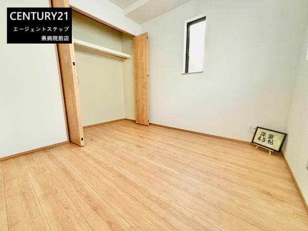 　子供部屋　子供部屋にぴったりな明るさです