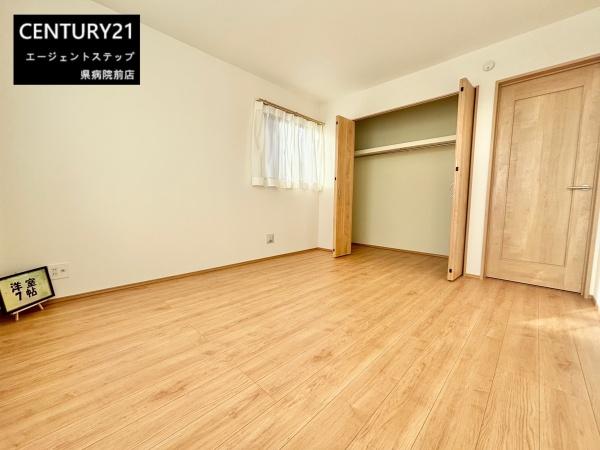 　寝室　木目床が特徴の寝室です