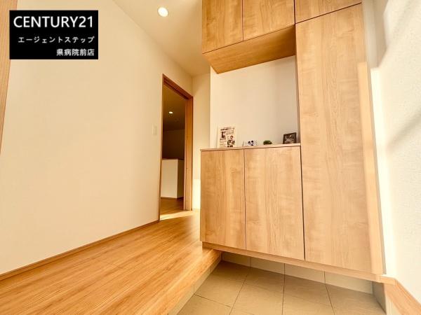 　玄関　玄関は収納が豊富です