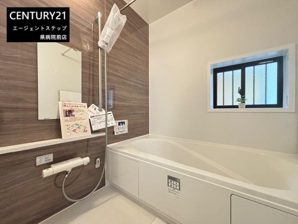 　バス　バスルームに窓があり快適です