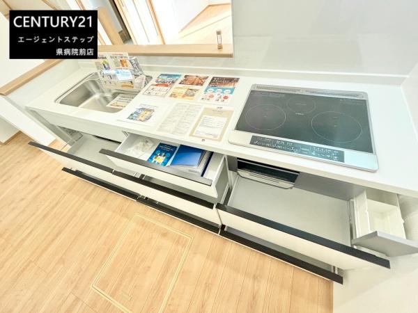 　キッチン　収納充実のキッチンです