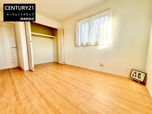 　寝室　寝室に自然光が入ります