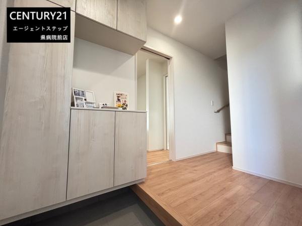 　玄関　収納が便利な玄関です