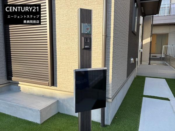 　その他　門柱と宅配ボックス付き外観です
