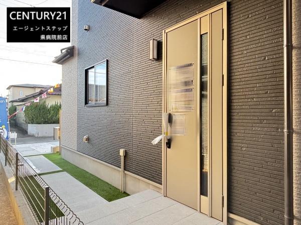 　玄関　玄関の外観が印象的です