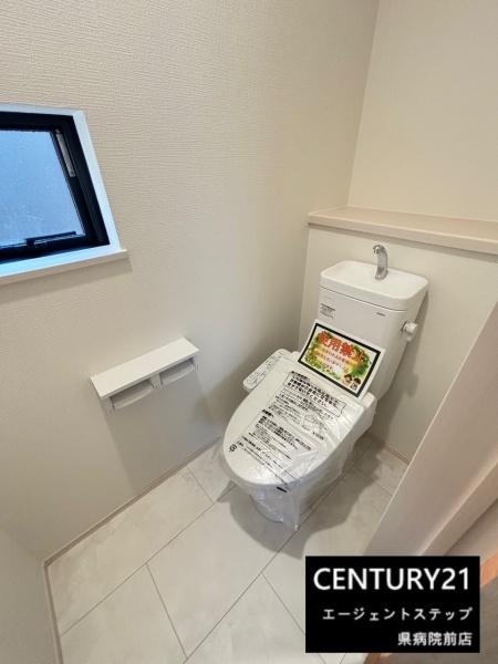 　トイレ　トイレに窓があり明るい空間です