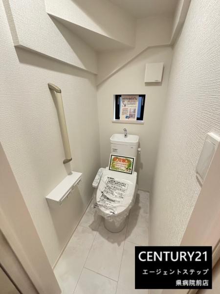 　トイレ　手すり付きのトイレです