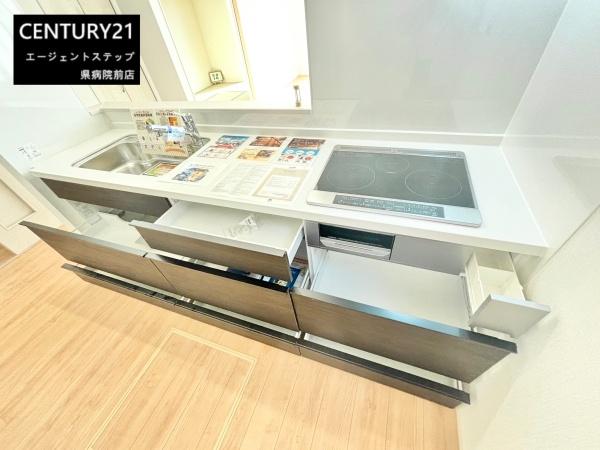 　キッチン　収納豊富なキッチンです