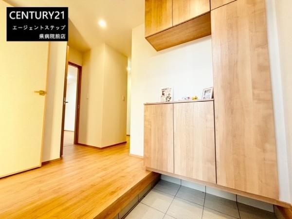 　玄関　明るく清潔感のある玄関です