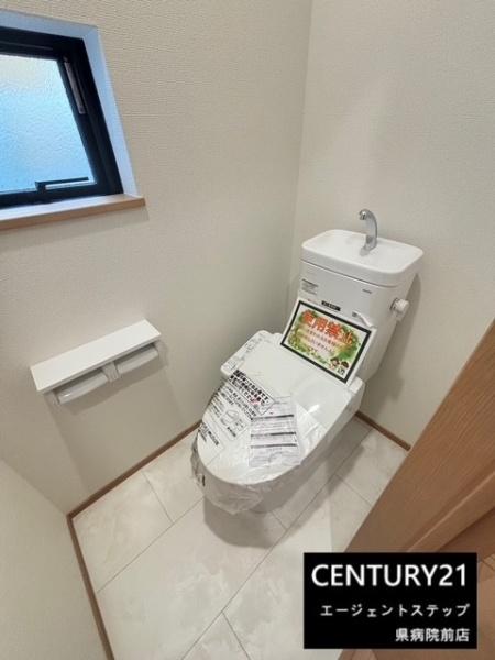 　トイレ　明るい窓付きのトイレです