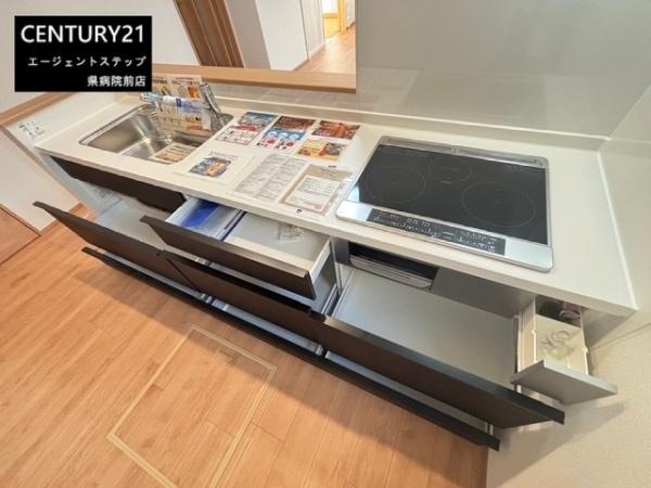 　キッチン　収納が豊富なキッチンです